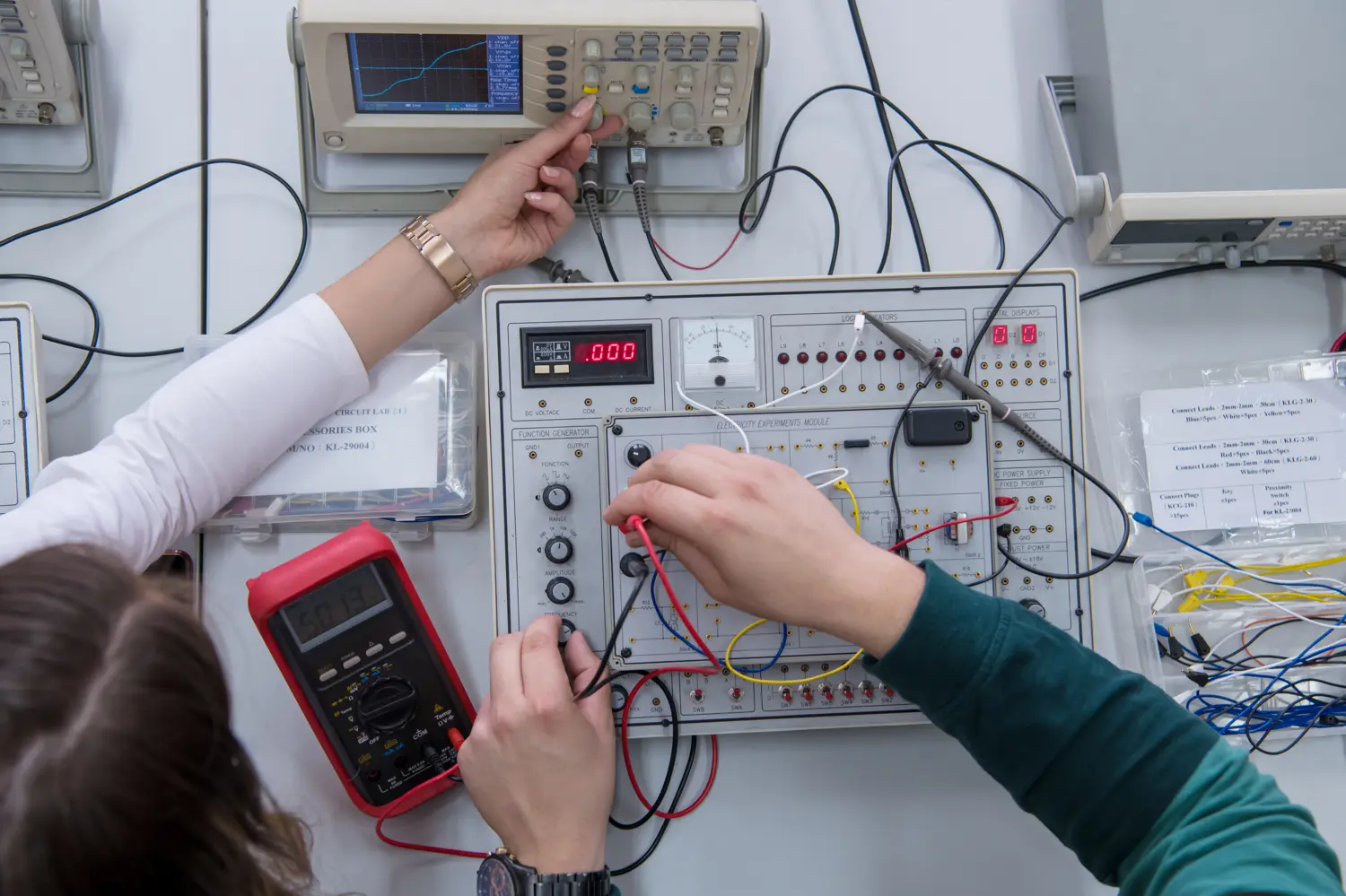 Diagnóstico de electricidad en instalación con revisión técnica especializada